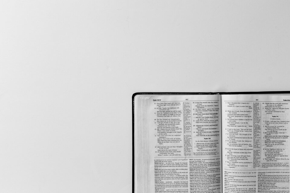 bible-bottom-right-white-background-960px-640px